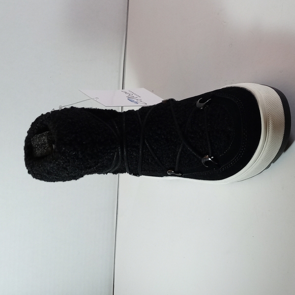 Boot - Picture 3 of 6